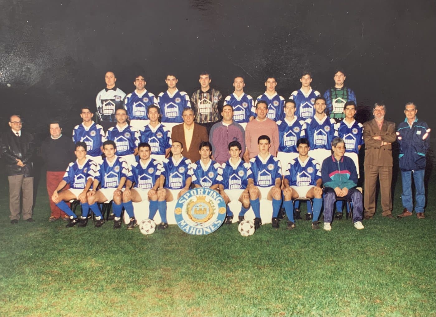 Una plantilla del Sporting Mahonés en los años noventa.